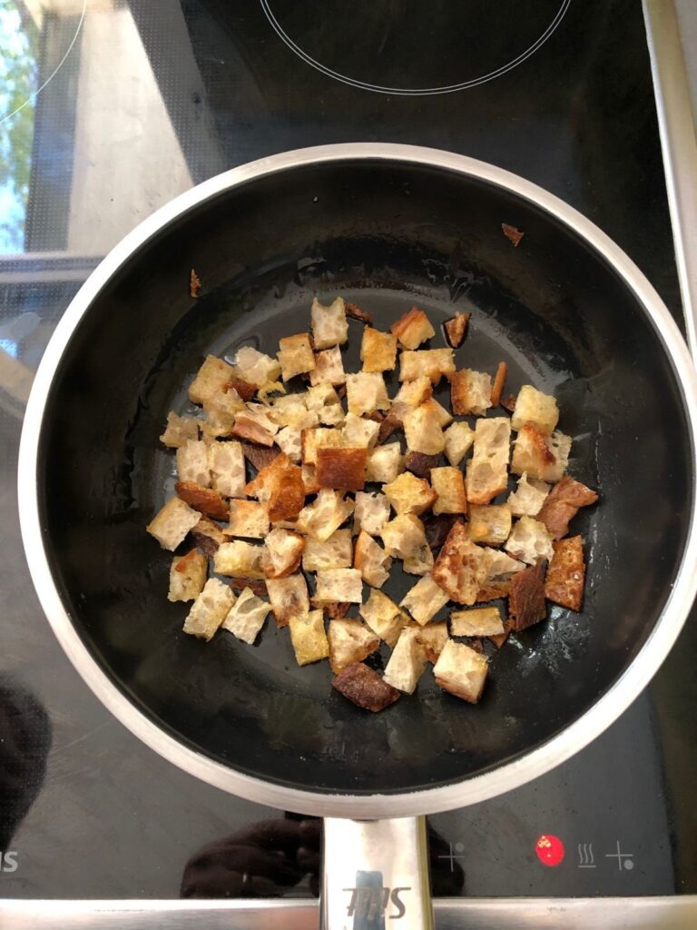 Genießen-Spargelsuppe-Croutons