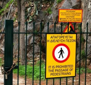 Griechenland Argolis kein Klettern an der Promenade