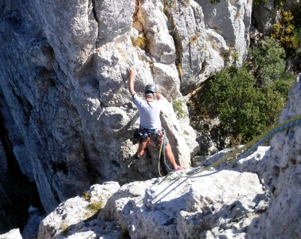 frankreich-klettern-la-traversee-des-florets-achim-brixendorf-sucht-die-route