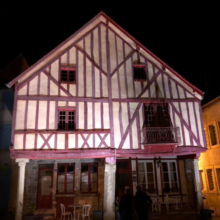 Frankreich-Burgung-Nolay-Altstadt