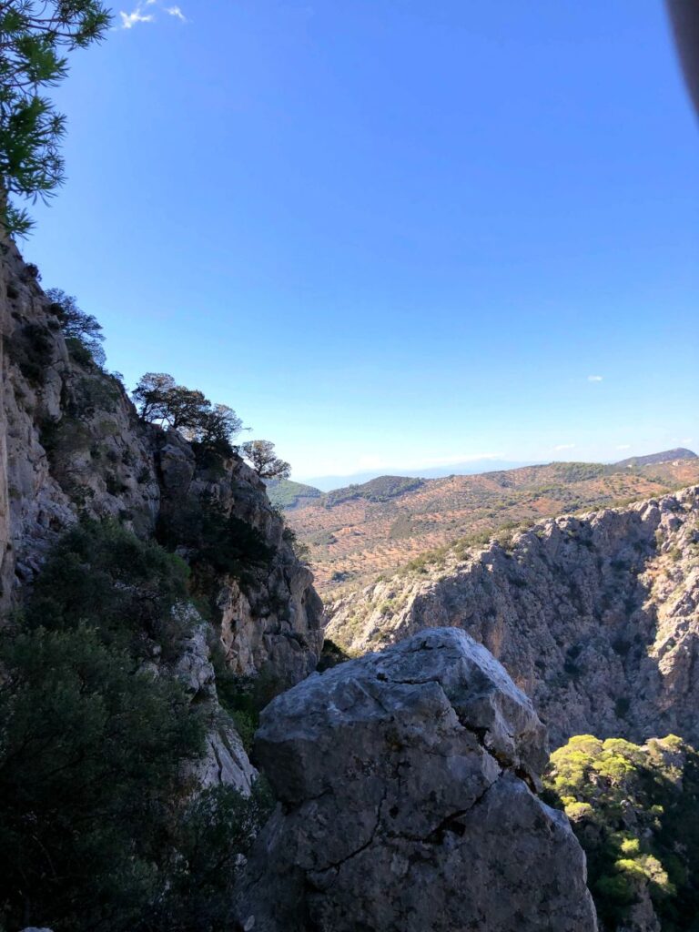 Griechenland-argolis-mehrseillaenge-maia-schoener-Ausblick-beim-Klettern