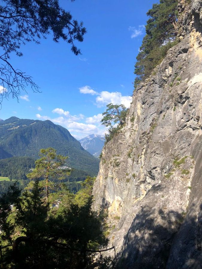 Oesterreich-Karres-Klettern-an-der-Roten-Wand-Ausblick-hochkant