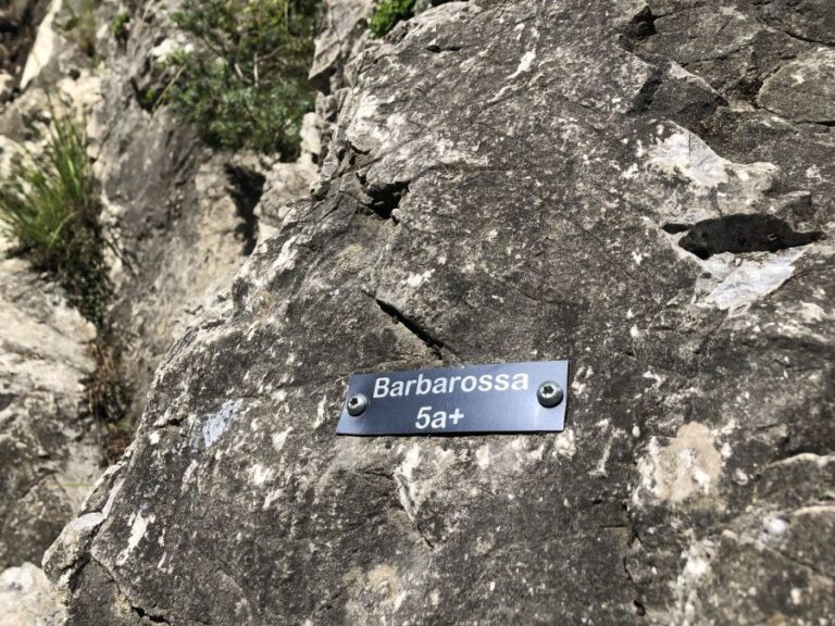 Oesterreich-Karres-Klettern-an-der-Roten-Wand-Routenschild_1