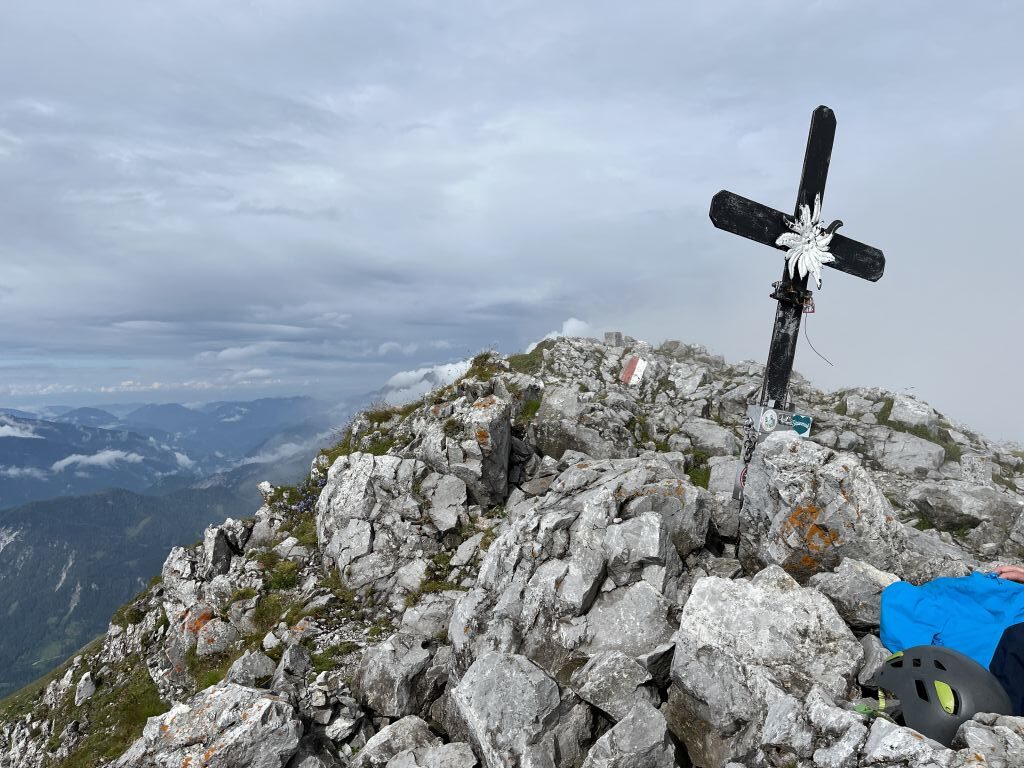Österreich-Gesaeuse-Klettern-Kalbling-Herbst-Scholz-Ausblick-mit-Gipfelkreuz