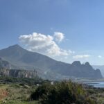 Italien-Sizilien-San-Vito-lo-Capo-Klettern-mit-schoenem-Ausblick