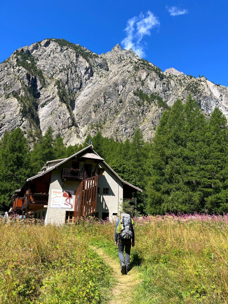 Frankreich-Klettern-Ailefroide-Achim-vor-Hotel-Engilberge